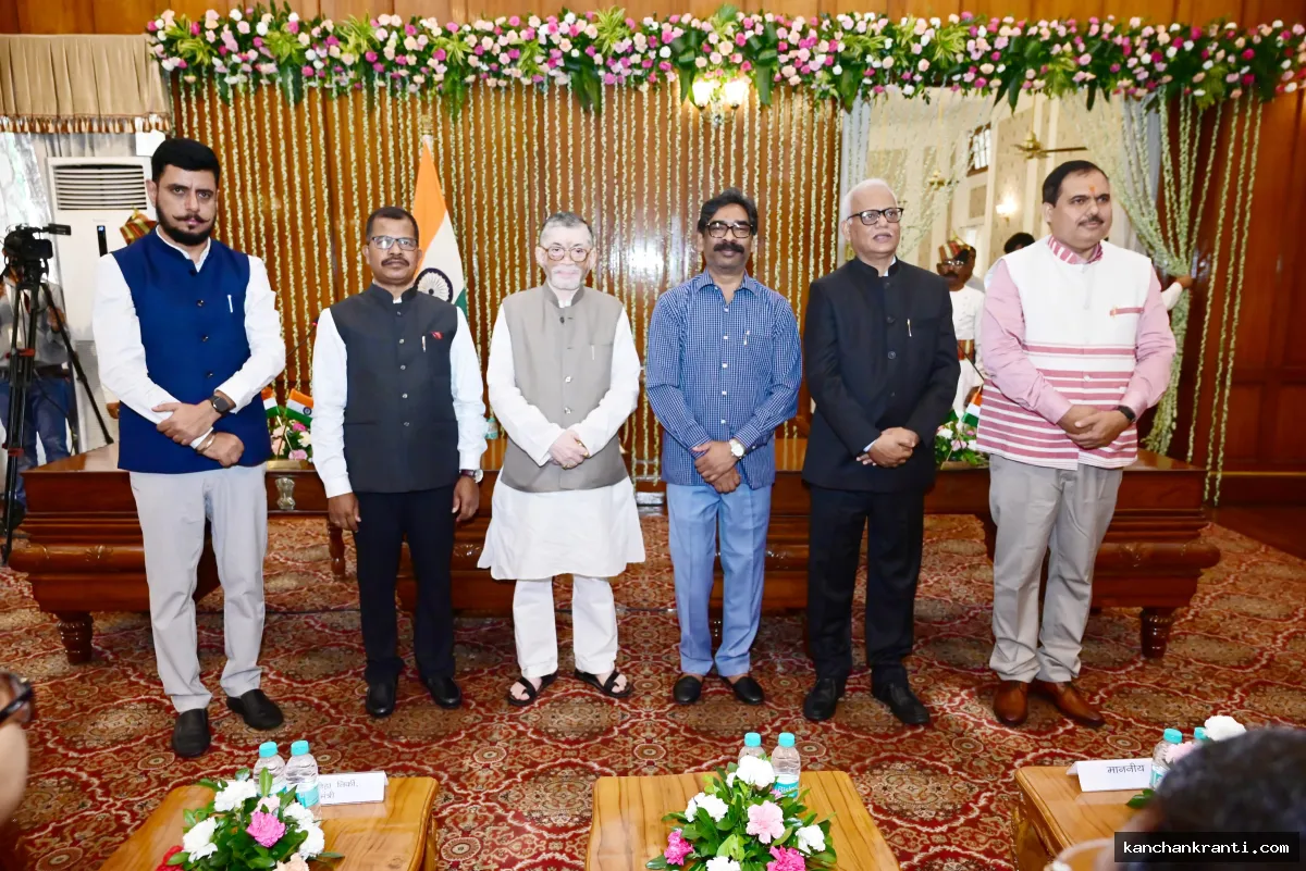 रांची: लोक भवन में नवनियुक्त सूचना आयुक्तों का शपथ ग्रहण, CM हेमंत सोरेन और राज्यपाल संतोष गंगवार रहे मौजूद