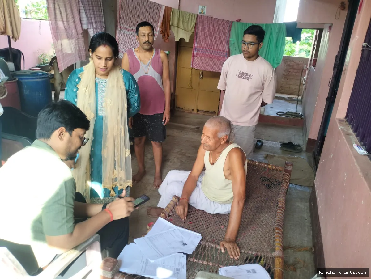 देवघर: मतदाता सूची पुनरीक्षण कार्यक्रम शुरू, एसडीओ ने घर-घर जाकर किया निरीक्षण
