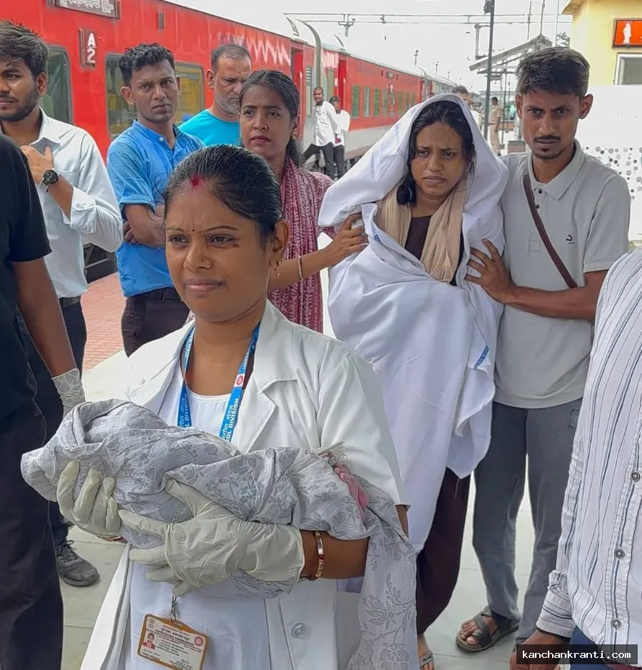 मधुपुर स्टेशन पर पूर्वा एक्सप्रेस में गूंजी किलकारी: रेलकर्मियों की सूझबूझ से महिला का सुरक्षित प्रसव, जच्चा-बच्चा दोनों स्वस्थ