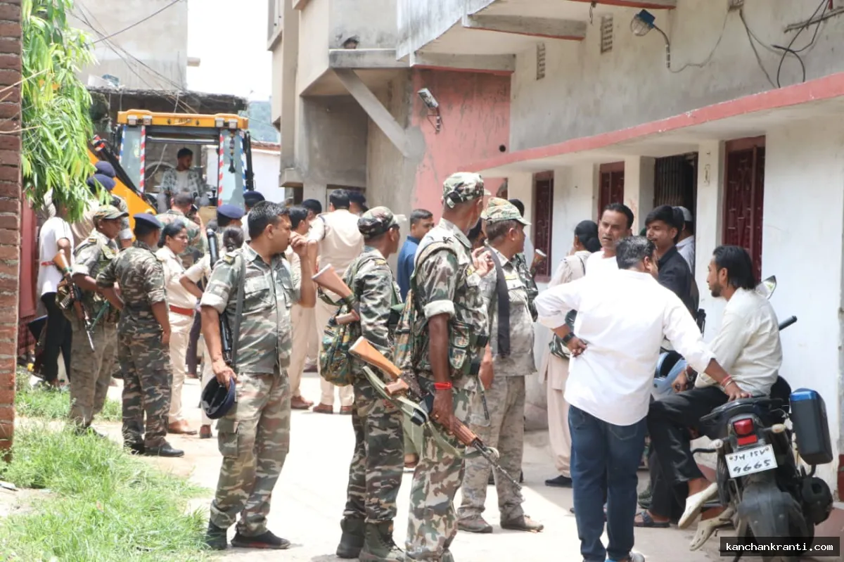 धनबाद पुलिस की बड़ी कार्रवाई: वासेपुर में गैंगस्टर प्रिंस खान के घर पर चला बुलडोजर, विधायक को दी थी जान से मारने की धमकी