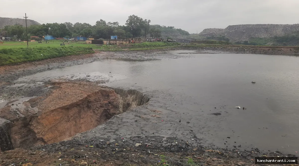 धनबाद में मौत का साया: छाताबाद फुटबॉल ग्राउंड के पास भीषण भू-धंसान, अचानक पूरा तालाब निगल गई धरती; दरकते घरों के बीच पलायन को मजबूर हुए लोग