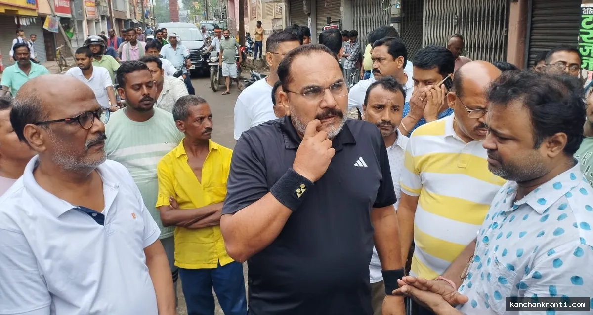 गोड्डा में बेखौफ अपराधियों का तांडव: बंगाल ज्वेलर्स में फायरिंग कर लाखों की लूट से आक्रोशित कारोबारियों ने किया बाजार बंद