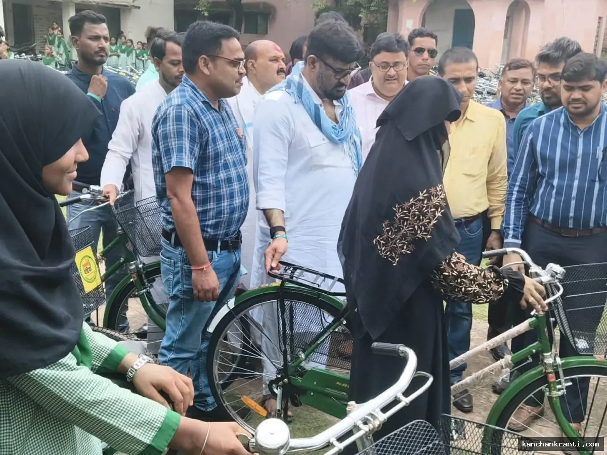 महिला सशक्तिकरण को रफ्तार: मंत्री हफीजूल हसन ने आंची देवी गर्ल्स स्कूल की 700 से अधिक छात्राओं को बांटी साइकिलें