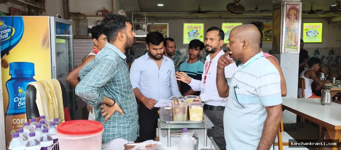 सावधान! देवघर में शिवगंगा के पास मां गंगा पवित्र भोजनालय का लाइसेंस सस्पेंड, कई दुकानों पर लगा भारी जुर्माना; कबाड़ और बदबू के बीच बन रहा था खाना