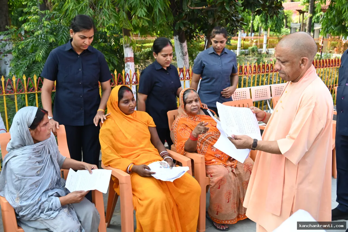 प्रतिकूल मौसम में भी सीएम योगी ने किया जनता दर्शन