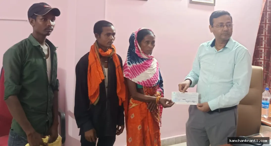 आपदा में संबल: चेन्नई हादसे में जान गंवाने वाले सारठ के प्रवासी मजदूर बिरजु मांझी के परिवार को मिली ₹50,000 की सरकारी सहायता, जानें कैसे मिलेगा अन्य श्रमिकों को लाभ