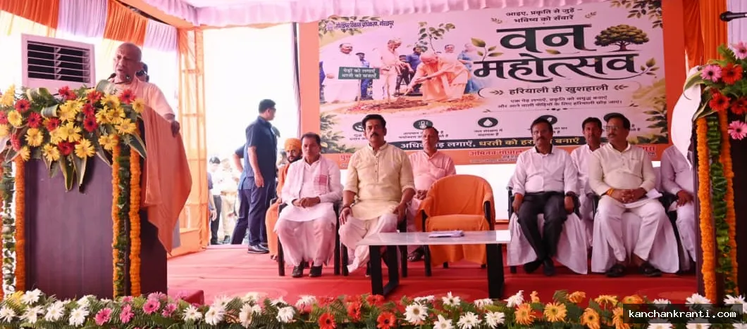 गोरखपुर: पेड़ कटे तो पैदा होगा जल और खाद्यान्न संकट, पौधरोपण महायज्ञ में सीएम योगी की बड़ी चेतावनी