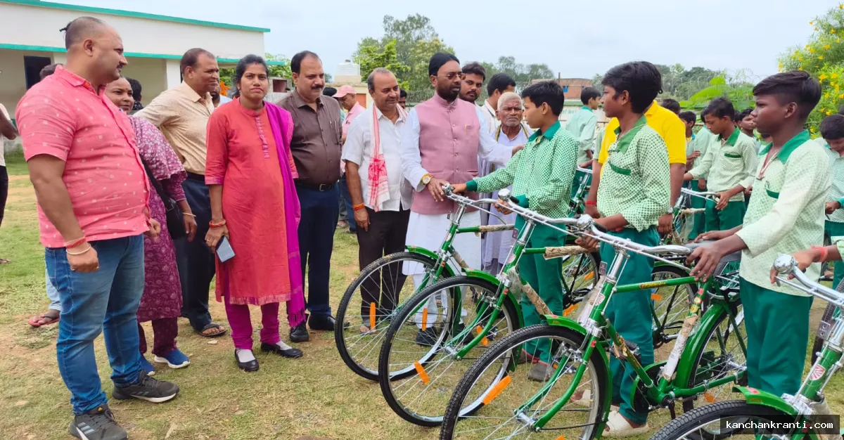 झारखंड सरकार की बड़ी पहल: देवघर में विधायक सुरेश पासवान ने बच्चों को बांटी साइकिलें, कहा- दूरी नहीं बनेगी पढ़ाई में बाधा