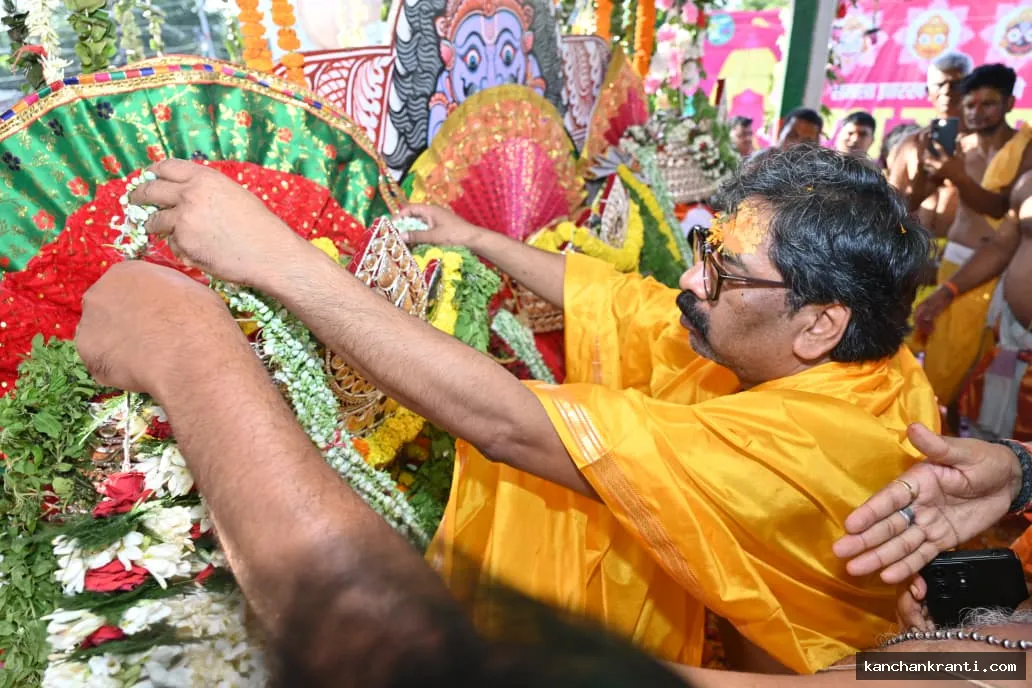जय जगन्नाथ के जयघोष के बीच हेमंत सोरेन ने खींची रथ की रस्सी