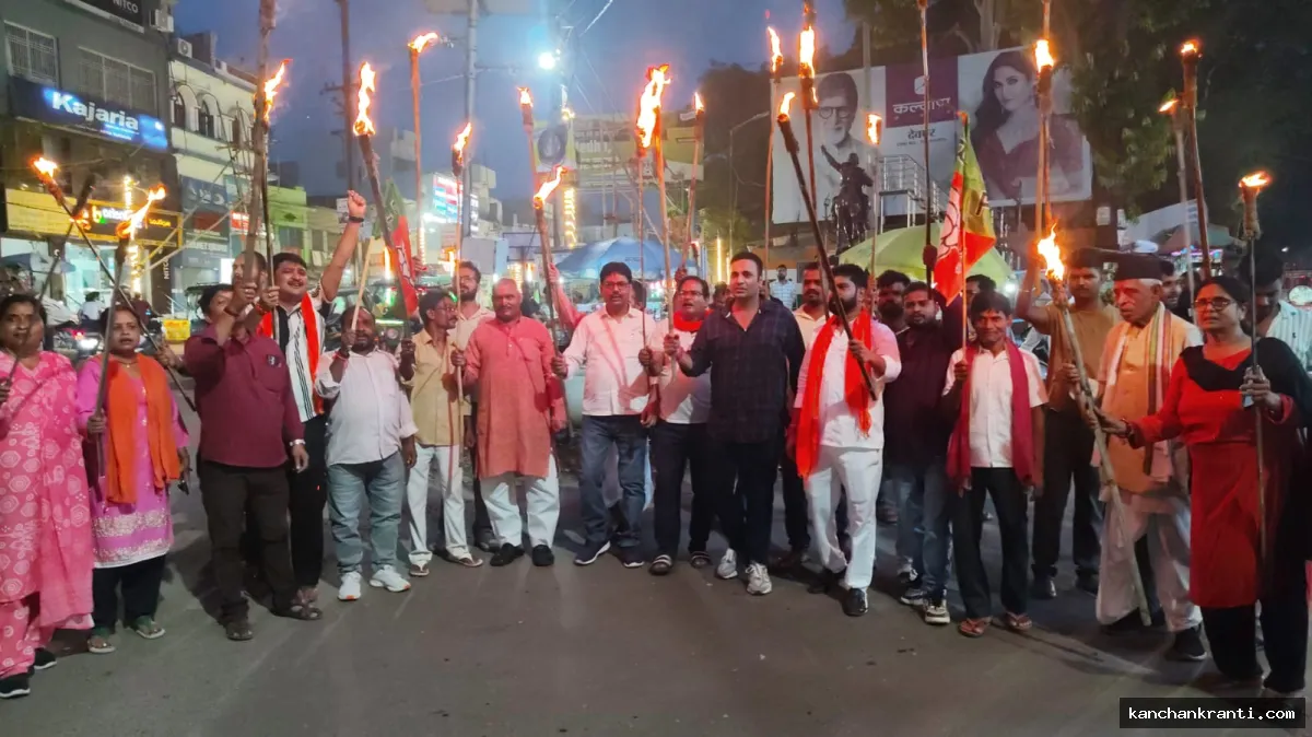 JPSC भ्रष्टाचार के खिलाफ देवघर की सड़कों पर उतरे भाजपाई: हेमंत सरकार पर भड़के, मशाल जुलूस से फूंका बिगुल