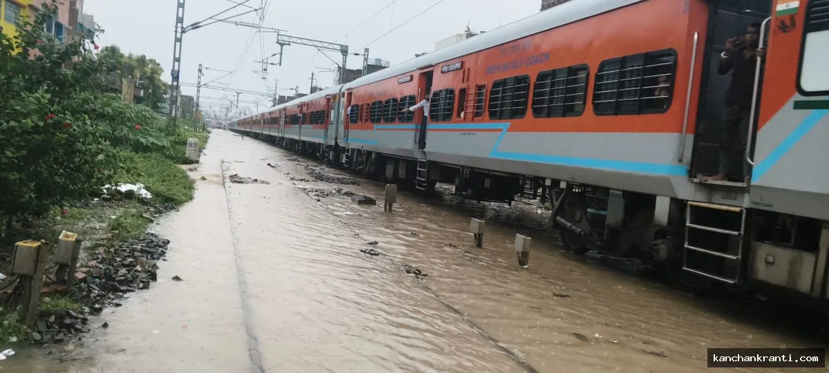 भारी बारिश का कहर: किऊल–भागलपुर रेलखंड पर ट्रैक डूबा, घंटों थमी रहीं कई ट्रेनें, यात्री बेहाल