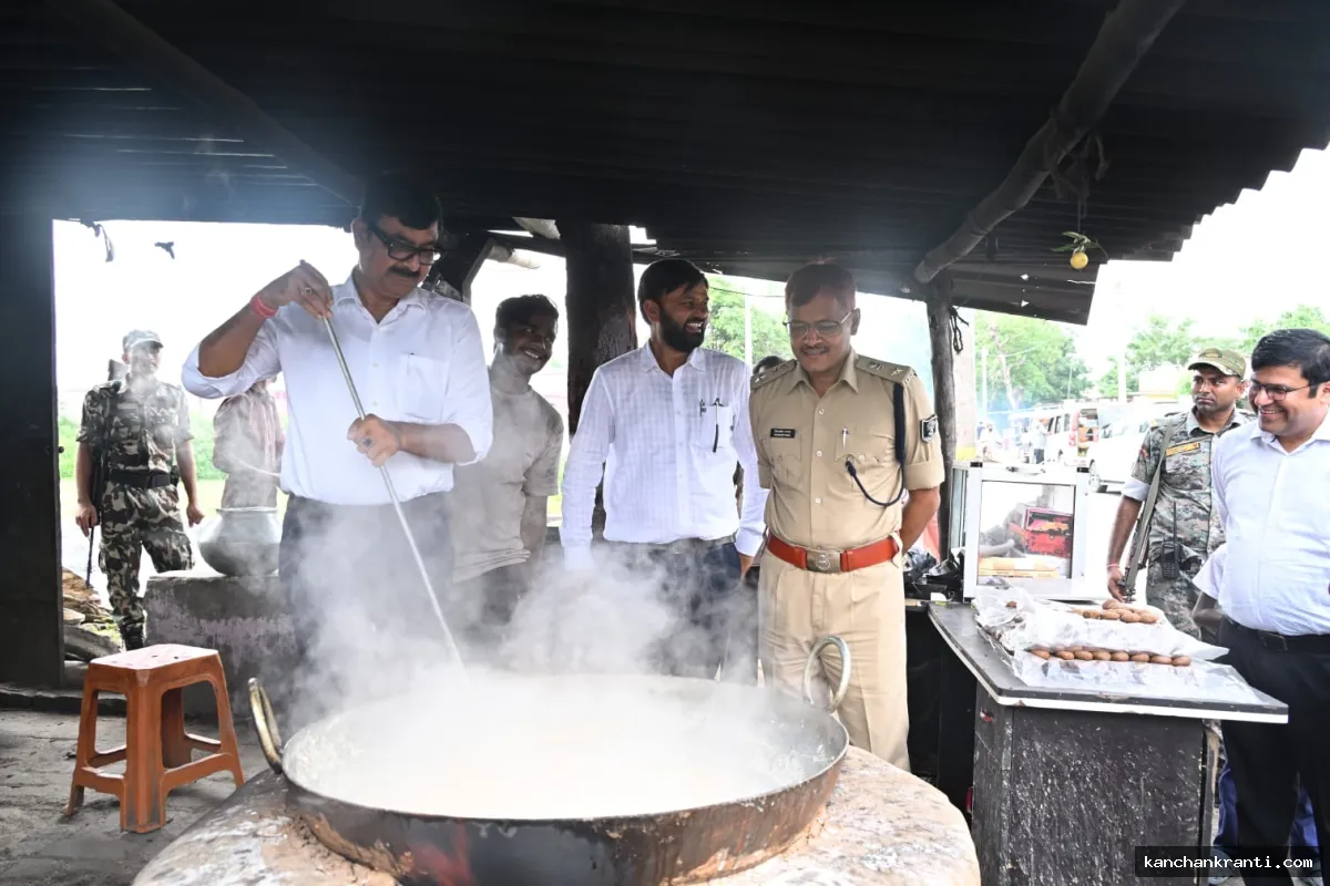 घनवेरिया के पेड़ा व्यवसायियों के चेहरे खिले: डीएम ने कारीगरों से की आत्मीय बात, नवलखा गढ़ को पर्यटन स्थल बनाने का ऐलान
