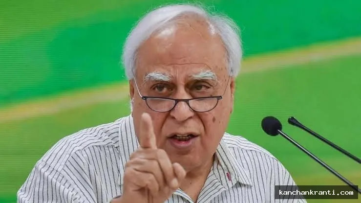 सांसदों-विधायकों के दल-बदल पर रोक की मांग, कपिल सिब्बल ने सुप्रीम कोर्ट में दायर की याचिका