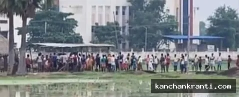 दबंगों ने नहर पर जमाया कब्जा तो आफत बनी बारिश: दर्जनभर घरों में घुसा पानी, आक्रोशित ग्रामीणों ने सड़क जाम कर काटा हंगामा
