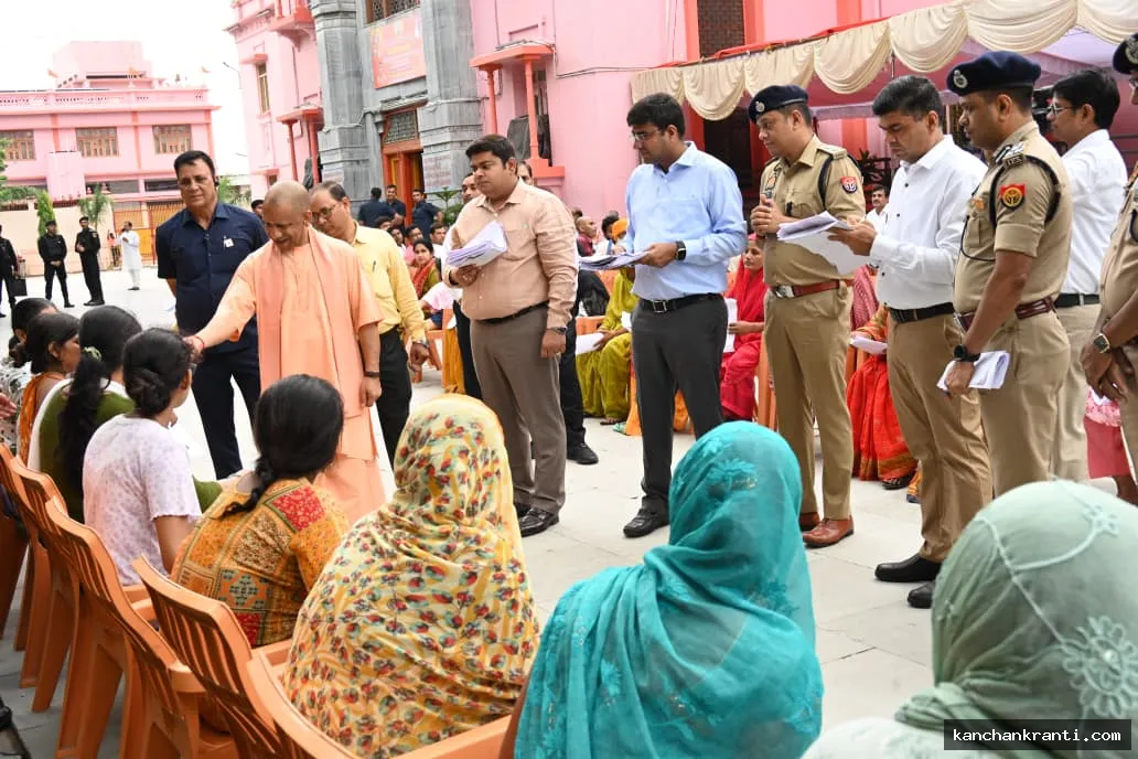 पैसों की कमी से नहीं रुकेगा किसी का इलाज... जनता दर्शन में सीएम योगी का बड़ा आश्वासन, अधिकारियों को दिए कड़े निर्देश