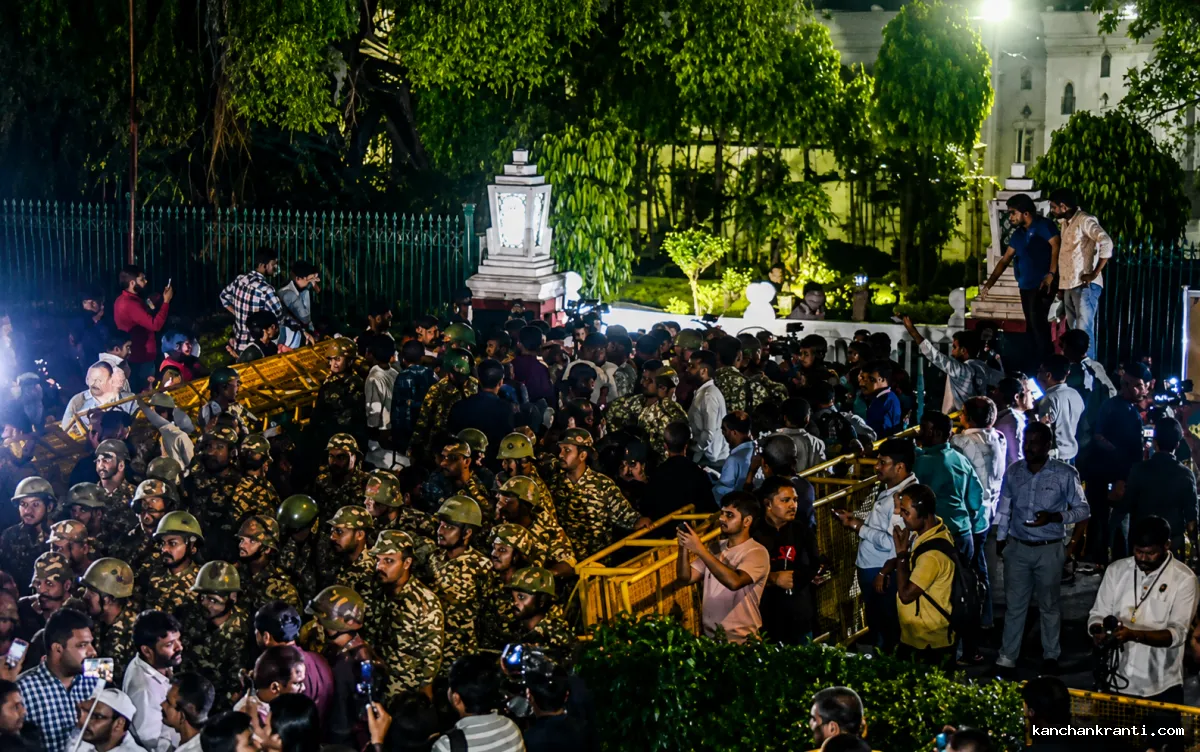 दिल्ली में छात्र आंदोलन उग्र: जंतर-मंतर पर इंटरनेट बंद, विपक्ष मैदान में, मुरली मनोहर जोशी ने भी जताई चिंता