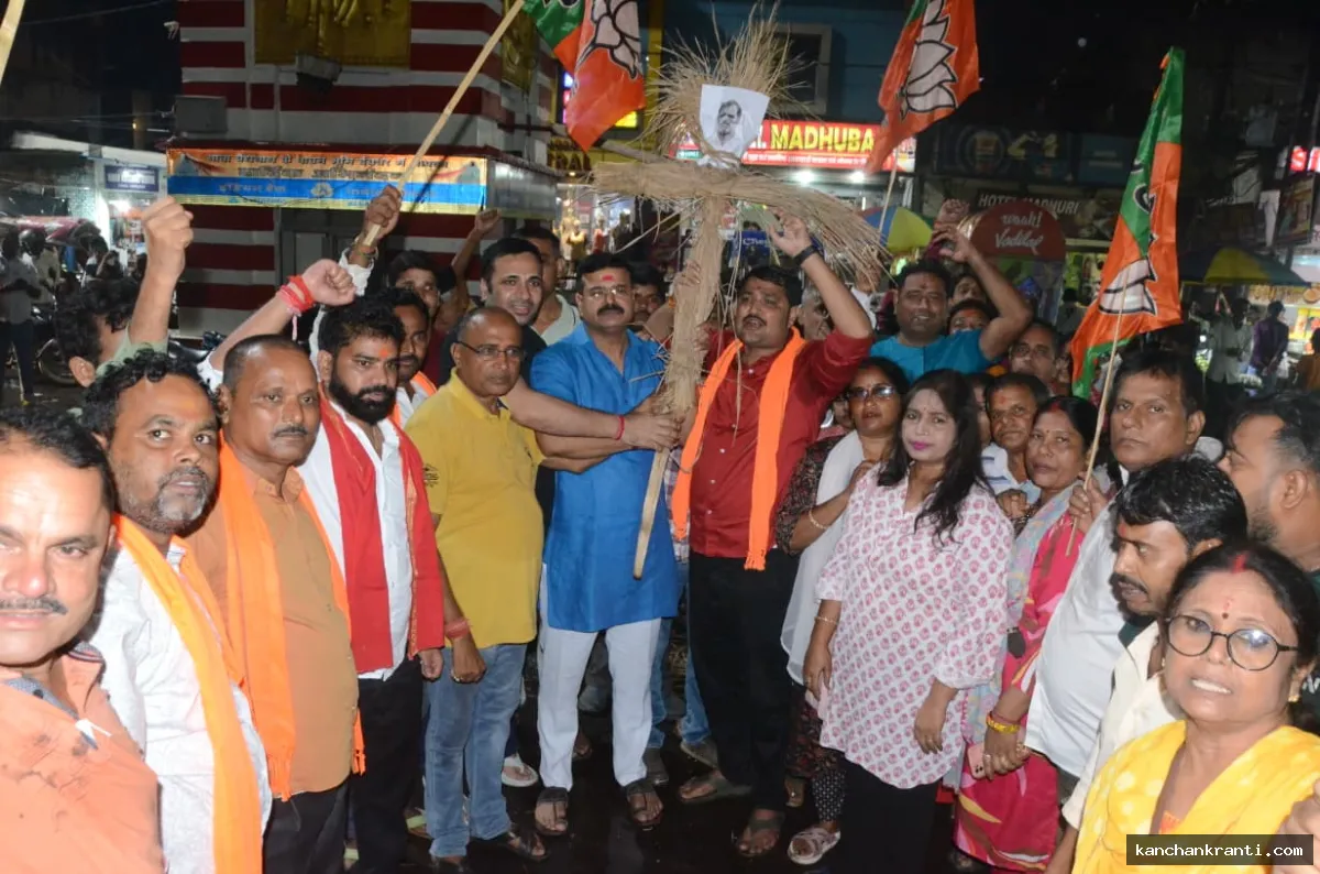 युवाओं से धोखा या दोहरा चरित्र? देवघर में BJP का कांग्रेस पर हल्ला बोल, टावर चौक पर फूंका राहुल गांधी का पुतला