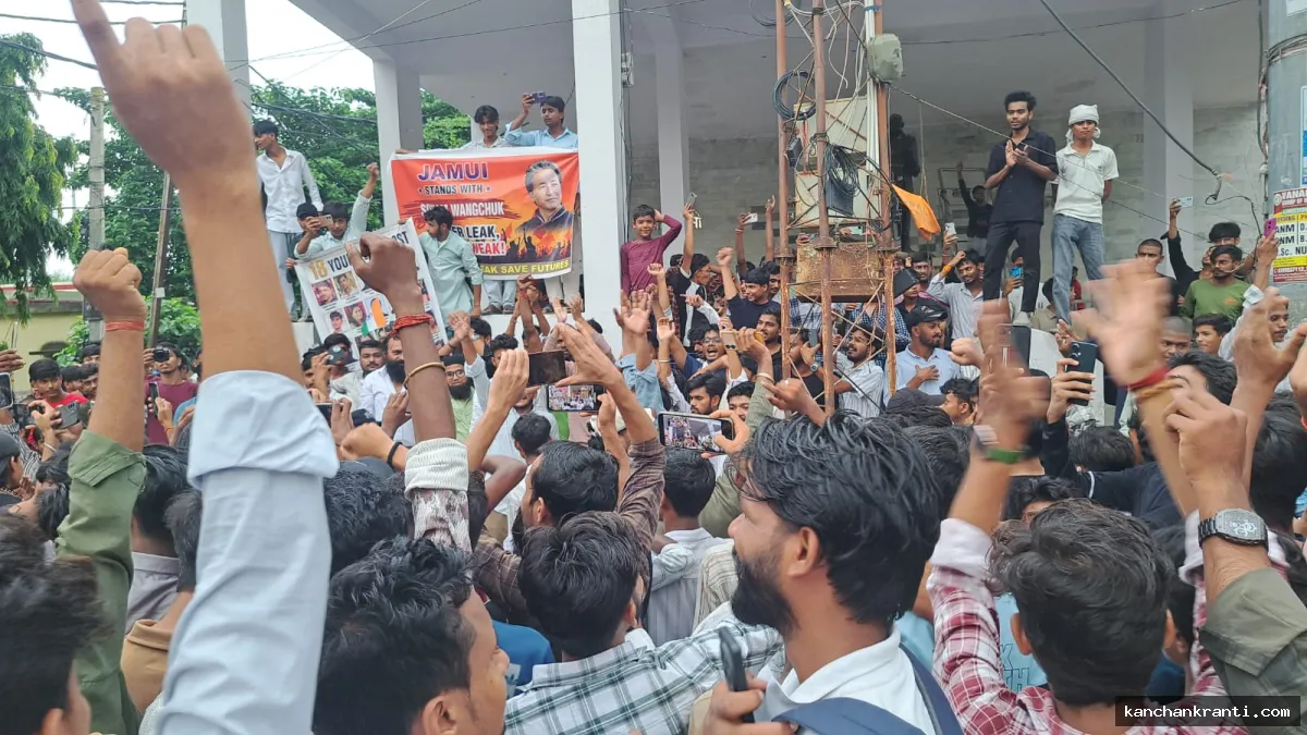 जमुई में NEET धांधली पर बवाल: कचहरी चौक पर छात्रों का प्रदर्शन, महिसौड़ी में पोस्टर फाड़े व बैरिकेडिंग तोड़ी; 8 गिरफ्तार