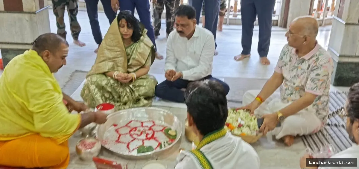 बाबा बैद्यनाथ के दरबार पहुंचे पर्यटन मंत्री सुदिव्य कुमार सोनू, पत्नी संग किया जलाभिषेक; श्रावणी मेले की तैयारियों का लिया जायज़ा