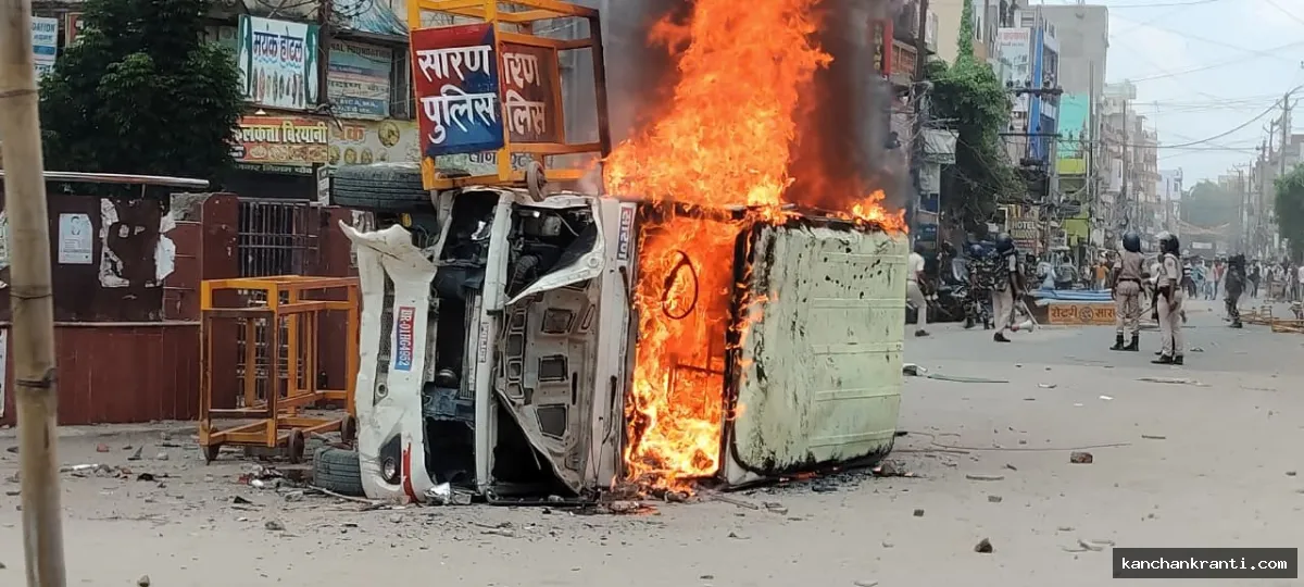छपरा में नीट पेपर लीक का विरोध पड़ा भारी : हिंसक प्रदर्शन में पुलिस की गाड़ी फूंकी, BDO घायल; ड्रोन-CCTV से उपद्रवियों की तलाश