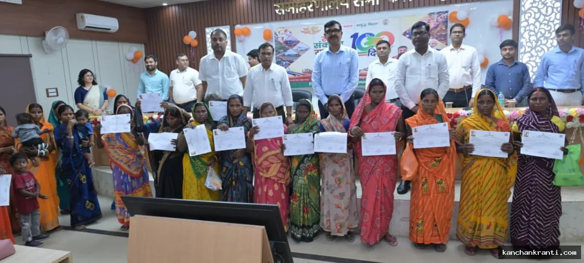 जमुई में सरकार के सफल 100 दिन पूरे होने पर भव्य समारोह: 27 भूमिहीन परिवारों को मिला वास-भूमि पर्चा, स्मारिका का हुआ विमोचन