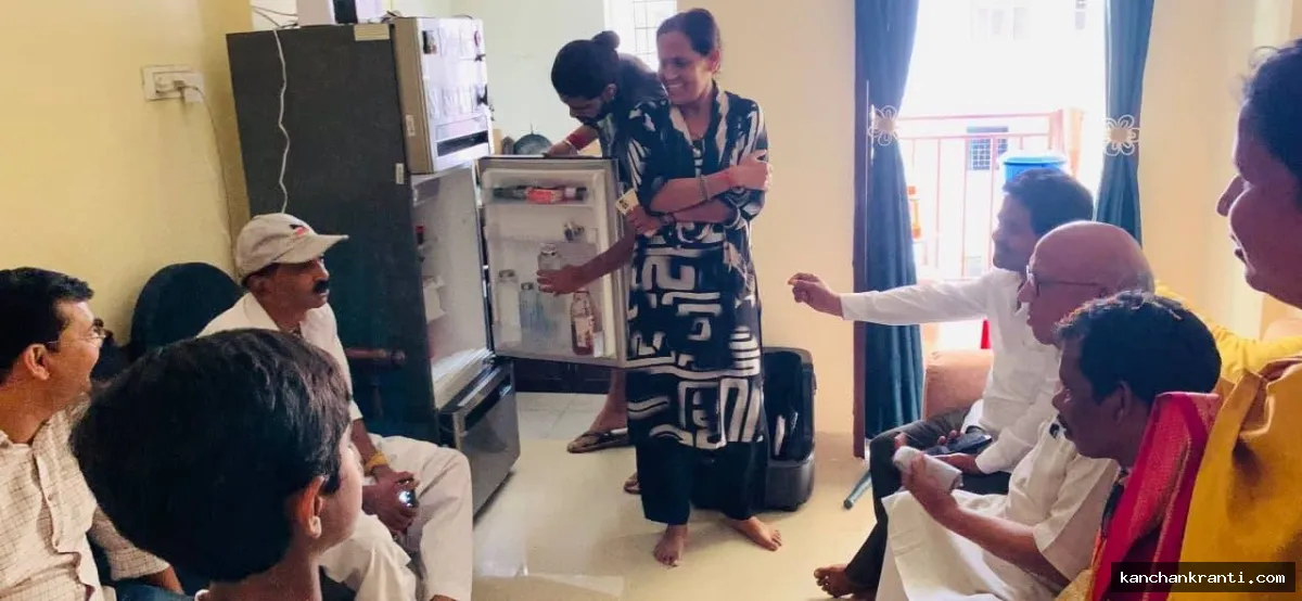 संघर्ष से मिला आशियाना: जमशेदपुर में जब PMAY आवंटियों के घर पहुंचे विधायक सरयू राय, तो छलक पड़े जज्बात