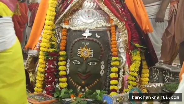 गुरु पूर्णिमा पर महाकाल नगरी में उमड़ा आस्था का सैलाब, भस्म आरती के दिव्य दर्शन के लिए रातभर लगी रही कतारें
