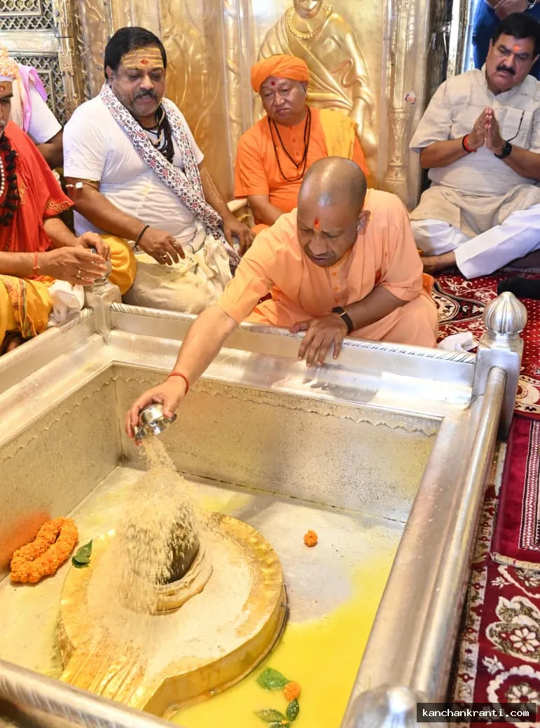 योगी ने श्रावण मास के प्रथम दिन बाबा विश्वनाथ और काल भैरव मंदिर जाकर किया दर्शन-पूजन