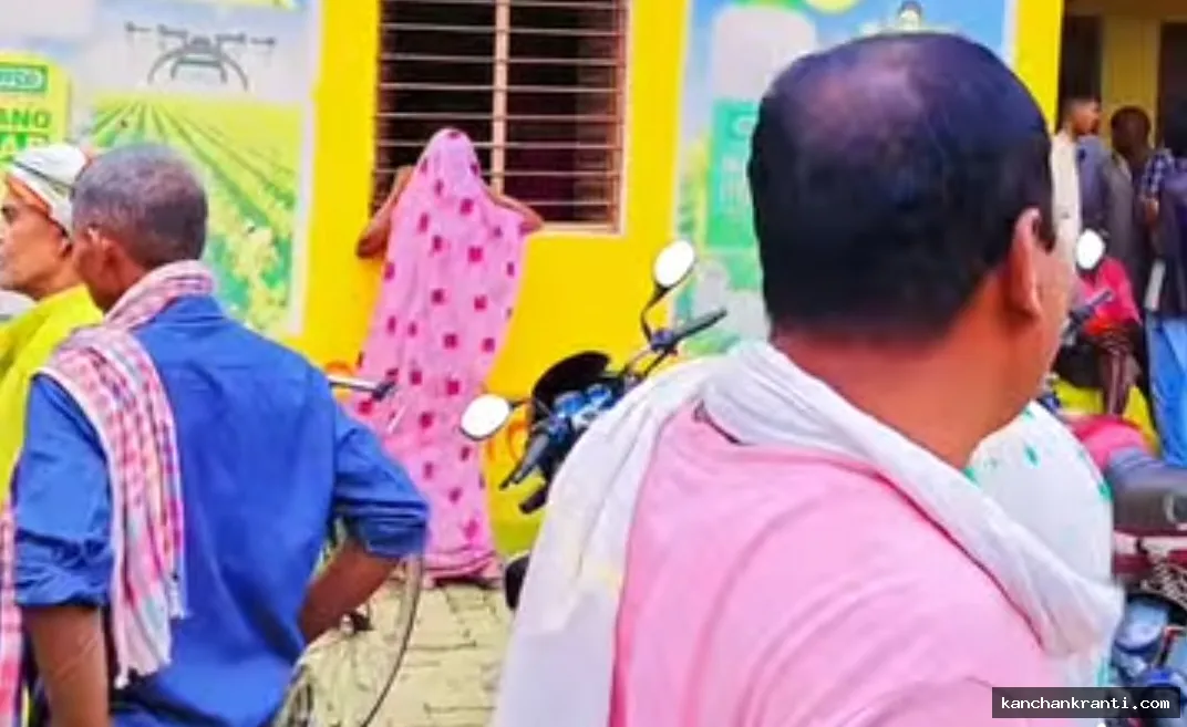 यूरिया के लिए तरस रहे किसान: 11 समितियों में लटके ताले, इफको केंद्र पर लगी लंबी कतारें
