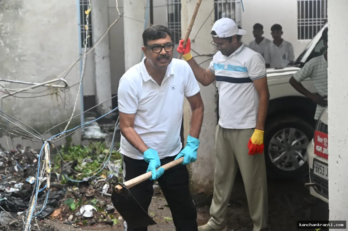 जमुई समाहरणालय से थानों तक चला स्वच्छता अभियान, डीएम व एसपी ने स्वयं किया श्रमदान