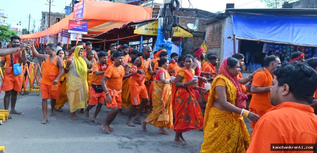 देवघर में आस्था का महासैलाब ! चार लाख भक्तों के बीच दौड़ते कांवरियों का यह दृश्य उड़ा देगा आपके होश!