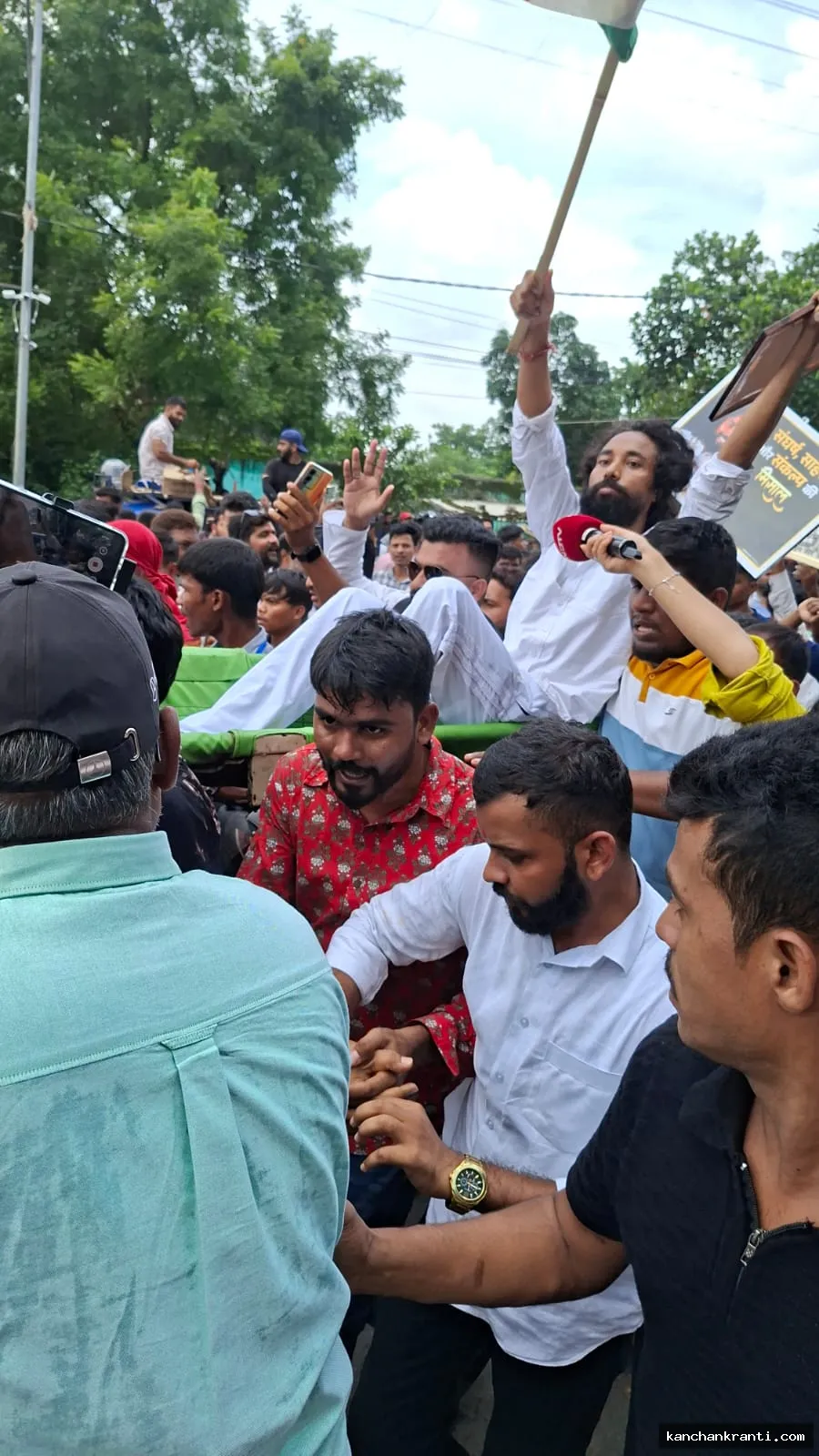 झारखंड में छात्रों का विधानसभा मार्च, एंबुलेंस में बैठकर मार्च में शामिल हुए देवेंद्र