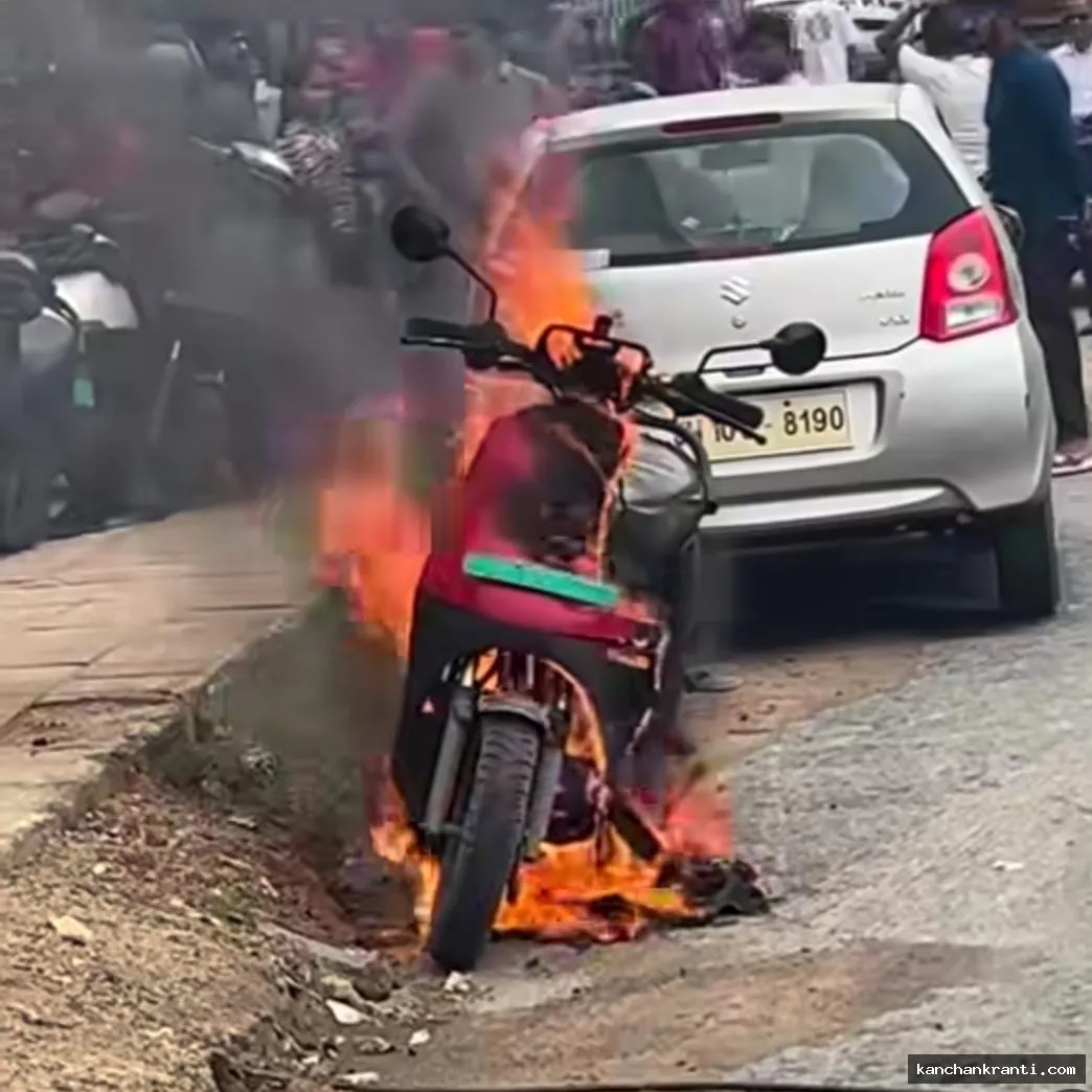 ओला से परेशान ग्राहक का फूटा गुस्सा, धनबाद में शोरूम के बाहर अपनी ही स्कूटी में लगाई आग