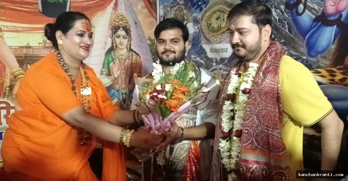 श्रावणी मेला : महामंडलेश्वर राजेश्वरी नंद गिरी के सेवा शिविर पहुंचे भोजपुरी स्टार अरविंद अकेला कल्लू, लिया आशीर्वाद