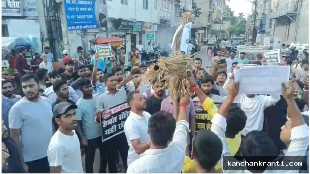 छात्रों पर लाठीचार्ज के विरोध में यूथ वॉयस का प्रदर्शन, देवघर में फूंका मुख्यमंत्री हेमंत सोरेन का पुतला