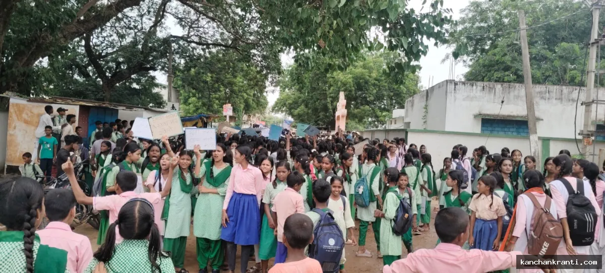 अपने चहेते शिक्षक के तबादले के विरोध में स्कूली छात्र-छात्राओं का उग्र प्रदर्शन,  रोड जाम और ब्लॉक कार्यालय का घेराव किया
