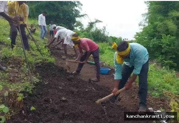 महाराष्ट्र के माउंटेन मैन : एम्बुलेंस न पहुंचने से गंवाई पत्नी, अब ग्रामीणों के साथ मिलकर खुद बना रहे 1.5 KM लंबी सड़क