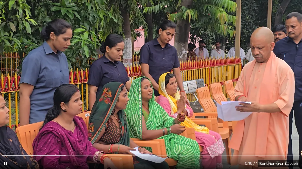 रास्ता न दिला पाएं तो लेखपाल, कानूनगो, तहसीलदार सबको सस्पेंड करो,  जनता दर्शन में महिला की पीड़ा सुन तल्ख हुए सीएम योगी