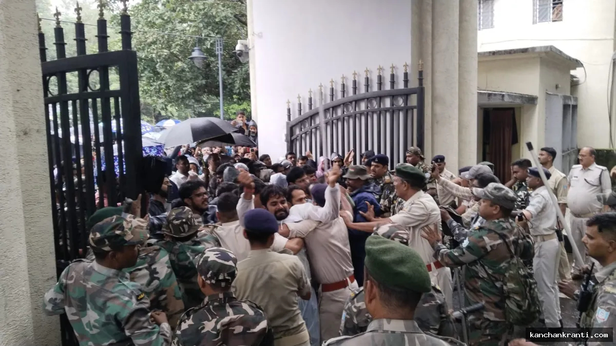 BREAKING : JPSC-JSSC विवाद: CGL परीक्षा रद्द होने पर फूटा अभ्यर्थियों का गुस्सा, मुख्य गेट का ताला तोड़  प्रोजेक्ट भवन में घुसे