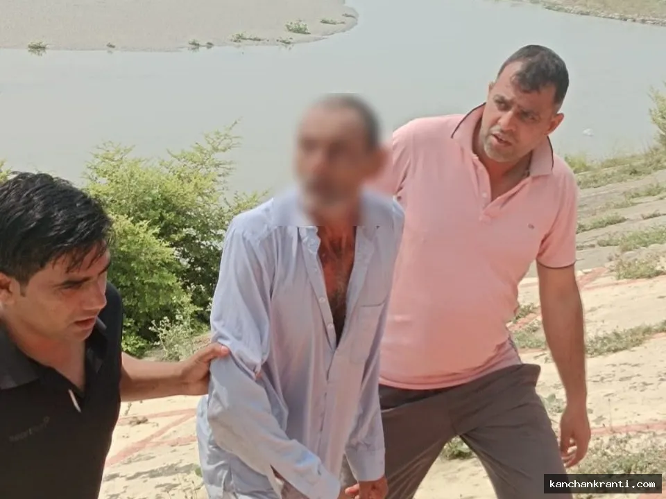 पारिवारिक विवाद से तंग आकर गंगा में कूदा 55 वर्षीय व्यक्ति,  पुलिस ने 1 किमी तैरकर बचाई जान
