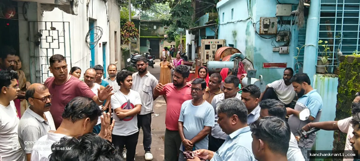 झरिया: भू-धंसान से एक दर्जन घरों में आई दरारें, जांच के लिए पहुंचे BCCL अधिकारियों का ग्रामीणों ने किया घेराव