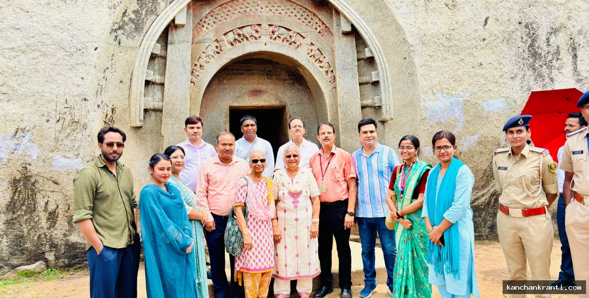 सुधा मूर्ति ने किया बराबर गुफाओं का भ्रमण, प्राचीन स्थापत्य कला को बताया अद्भुत