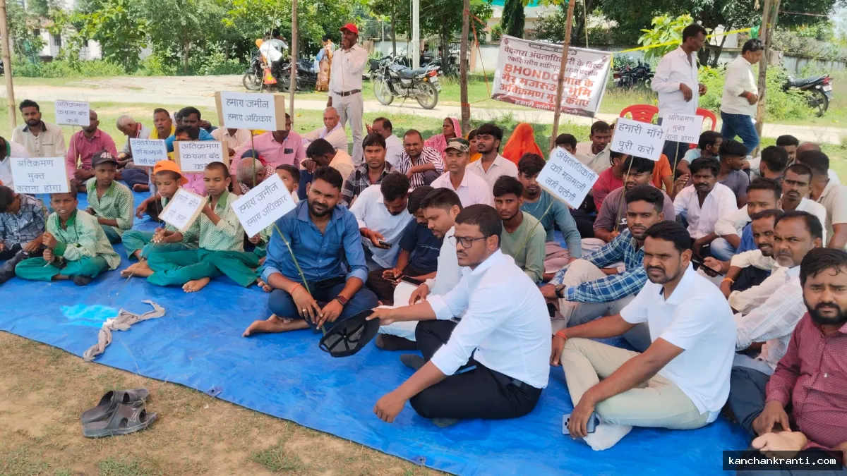 कोडरमा में अतिक्रमण के खिलाफ फूटा ग्रामीणों का गुस्सा, स्कूली बच्चों के साथ सीओ कार्यालय में दिया धरना