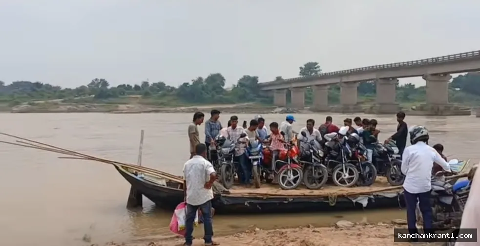 बेजड़ा पुल क्षतिग्रस्त होने से बराकर नदी में उफनती लहरों के बीच जान जोखिम में डाल रहे ग्रामीण