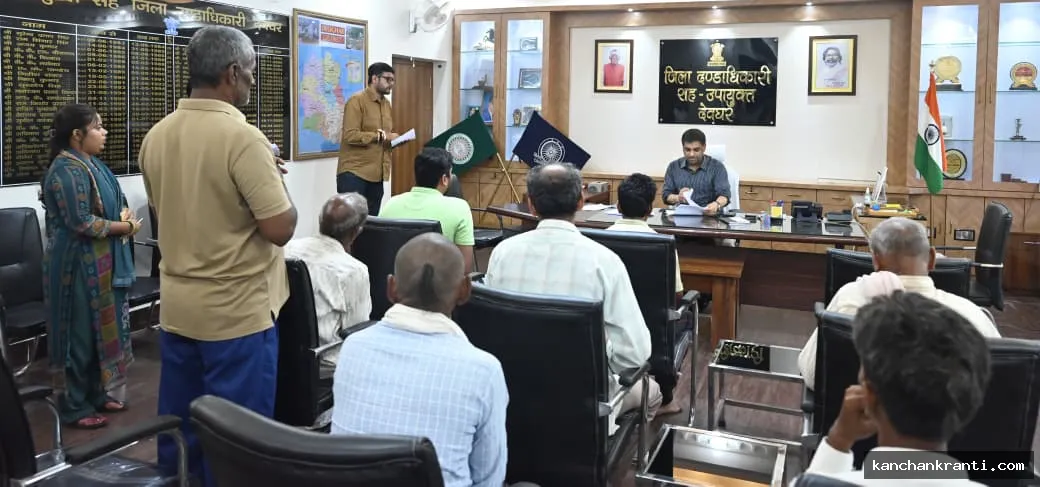 देवघर: जनता दरबार में एक्शन मोड में दिखे DC; राशन कार्ड से लेकर पेंशन तक के मामलों का ऑन द स्पॉट निपटारा