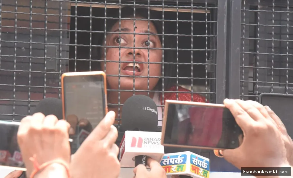 BPSC TRE-4 विवाद : पटना में छात्रों का उग्र प्रदर्शन, जेपी गोलंबर पर बैरिकेडिंग तोड़ी, डाकबंगला पर वाटर कैनन और लाठीचार्ज