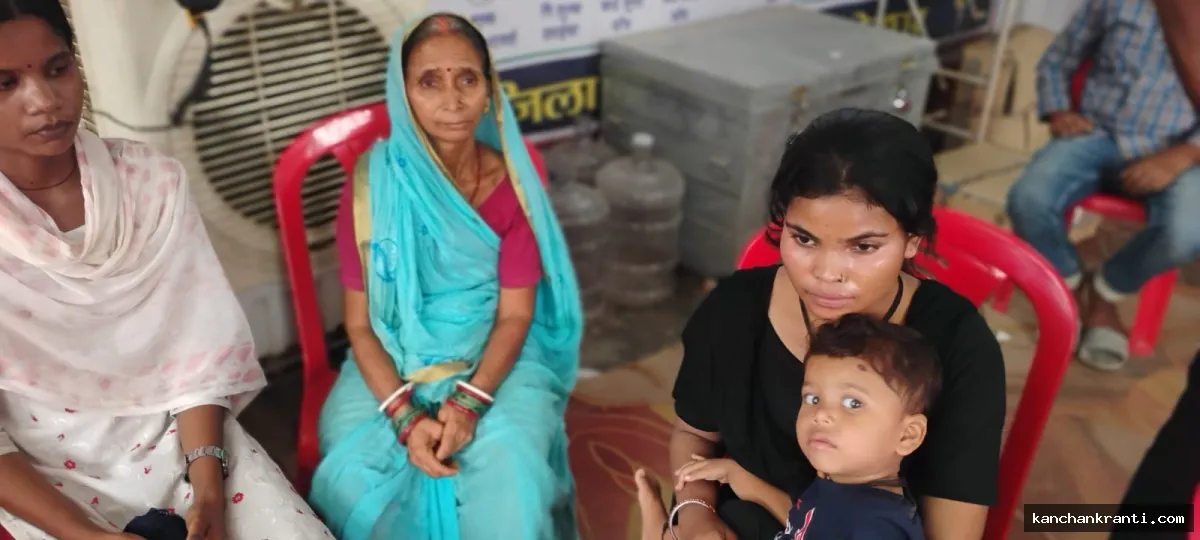 देवघर श्रावणी मेला: अपनों से बिछड़ों का सहारा बना सूचना सह सहायता केंद्र, 1.5 साल के मासूम समेत 2 बच्चों को सुरक्षित परिजनों से मिलाया