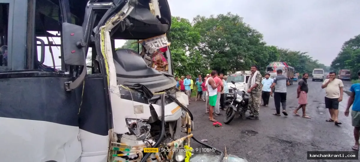 ट्रक ने बस को मारी जोरदार टक्कर, चालक गंभीर रूप से घायल, तीन यात्री भी चोटिल