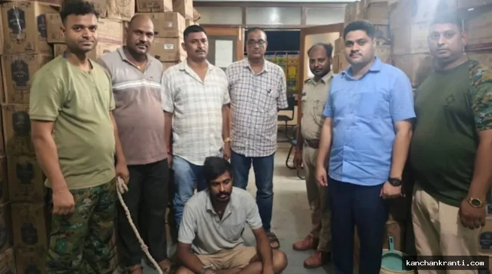 बांका में उत्पाद विभाग का बड़ा एक्शन: भूसी की बोरियों के नीचे छिपाकर लाई जा रही 1.28 करोड़ की विदेशी शराब जब्त, 16 चक्का ट्रक संग चालक गिरफ्तार