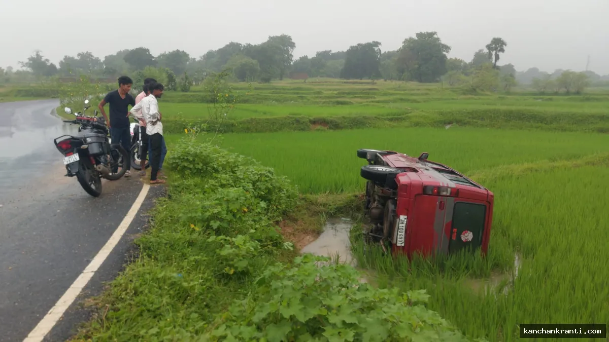 नारायणपुर-करमदहा मुख्य मार्ग पर बड़ा हादसा: अनियंत्रित बोलेरो खेत में पलटी, सवार लोगों ने कूदकर बचाई जान